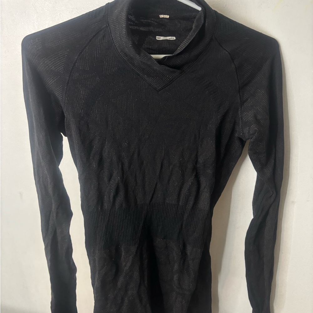 Lululemon fitted long sleeve v-neck